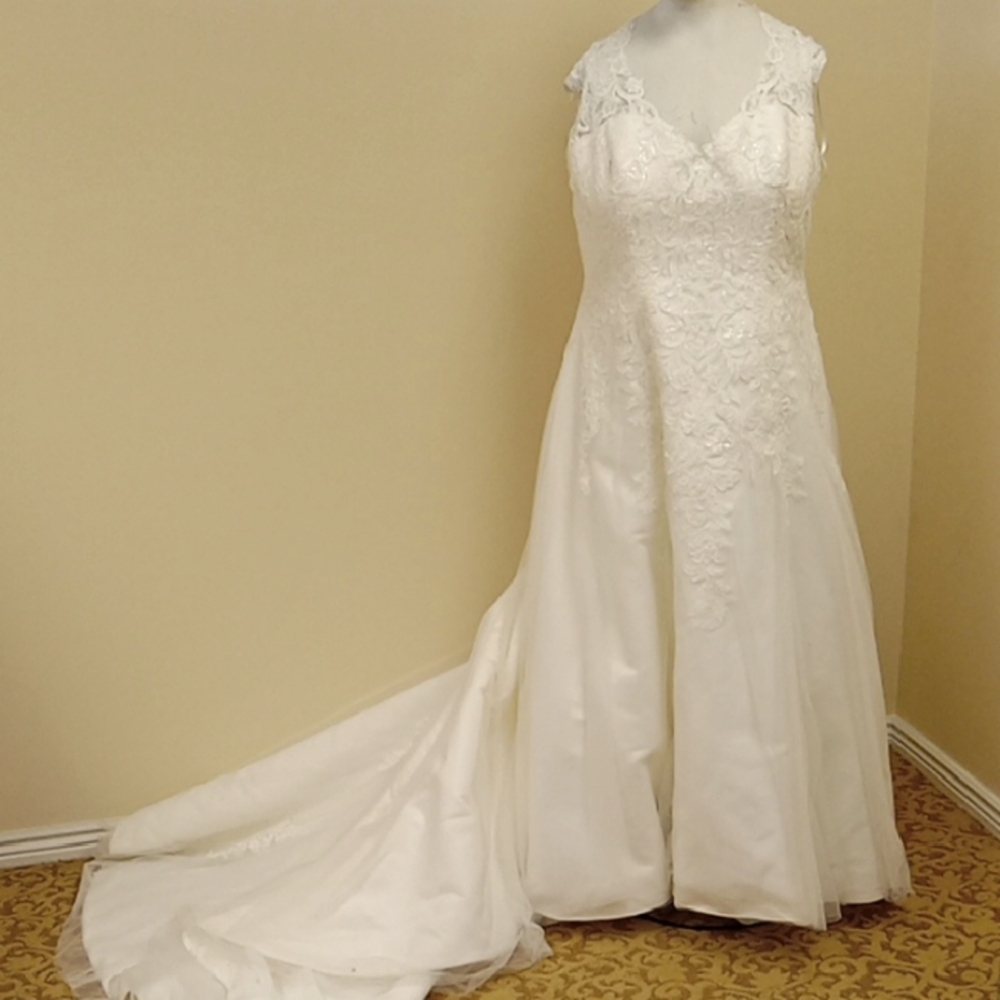 Bonny Bridal Plus Size 24 Ivory Wedding Dress